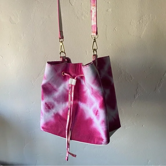 Estée Lauder Pink Tie-Dye Bucket Bag - Picture 8 of 9